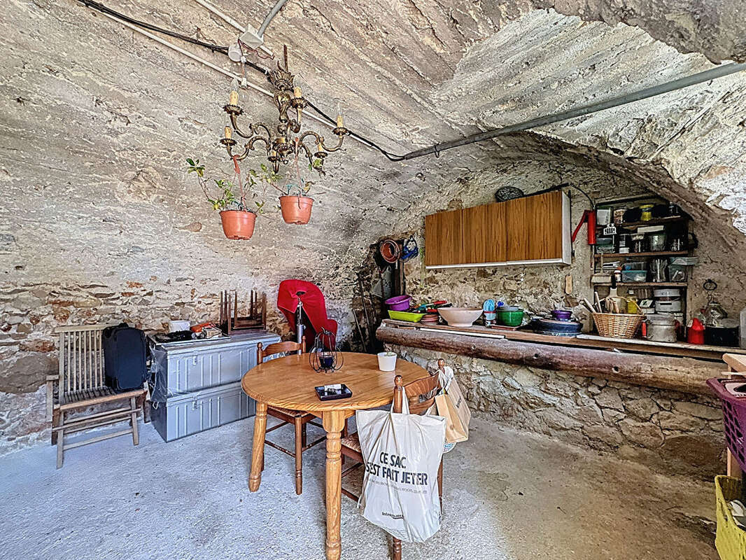 Maison à CHATEAUNEUF-VILLEVIEILLE