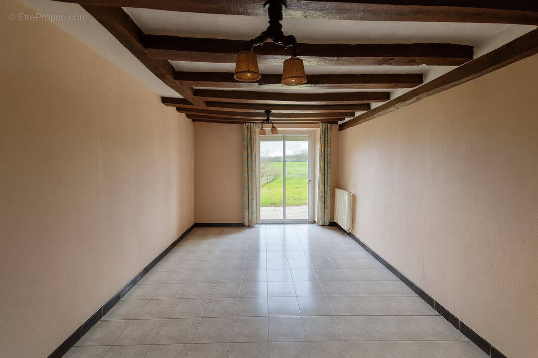 Maison avec poutres bois - Maison à LA POMMERAYE