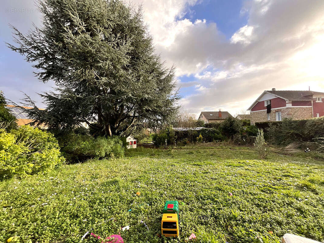 Maison à CHANTELOUP-LES-VIGNES