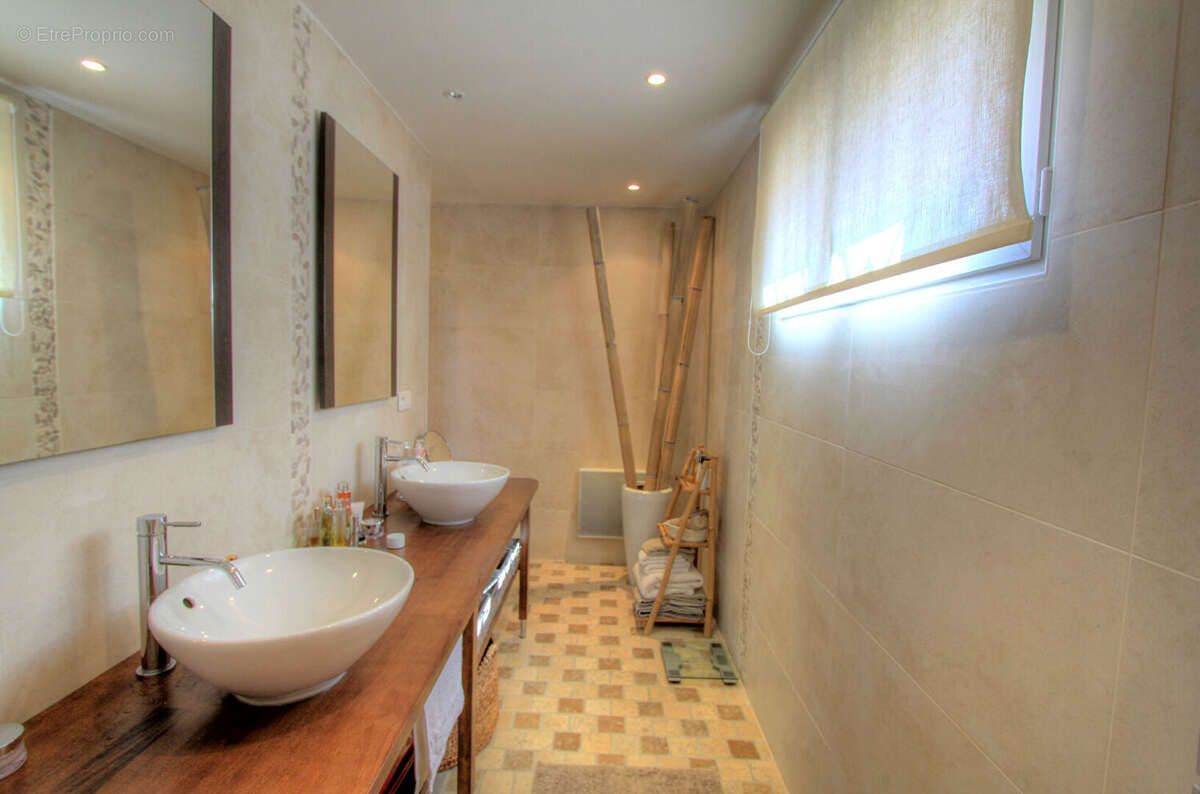 À vendre villa de 150 m² 5 pièces avec une jolie vue mer sur le golfe de saint-tropez et les collines, avec piscine et parking,  - photo 12