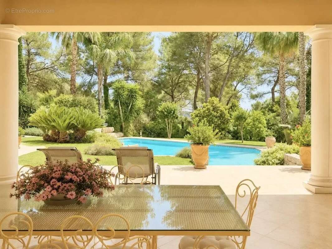 A vendre à  Mougins belle Propriété de 430 m² sur un Terrain de 5 500 m2 - photo 5