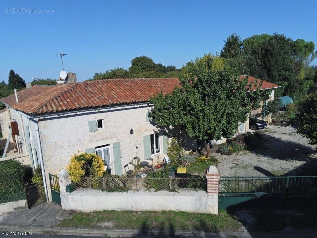 Maison de Caractère avec 5 Chambres Avec Terrain, 6 Minutes d'Aunac-Sur-Charente - photo 3