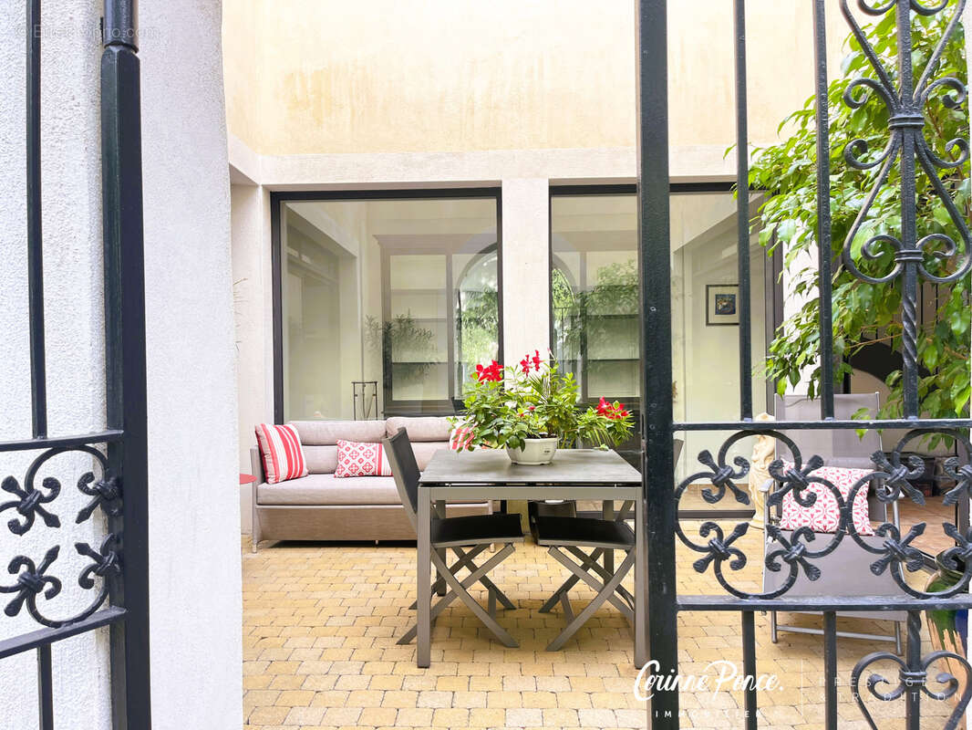 Nimes centre  appartement 145m2  de  standing avec patio terrasse jardin  et parking dans residence intime et - photo 6