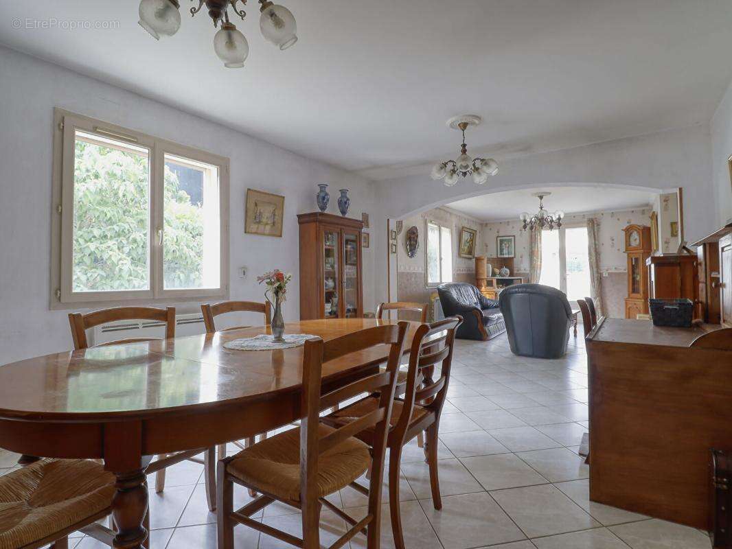 Maison de plain-pied de 110 m² - 3 chambres - Garage - Véranda -Terrain de 682 m² - photo 4