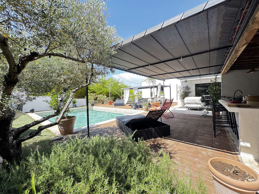 A vendre Maison T6 210m2 sur 2500m2 Terrain. Piscine. - photo 5