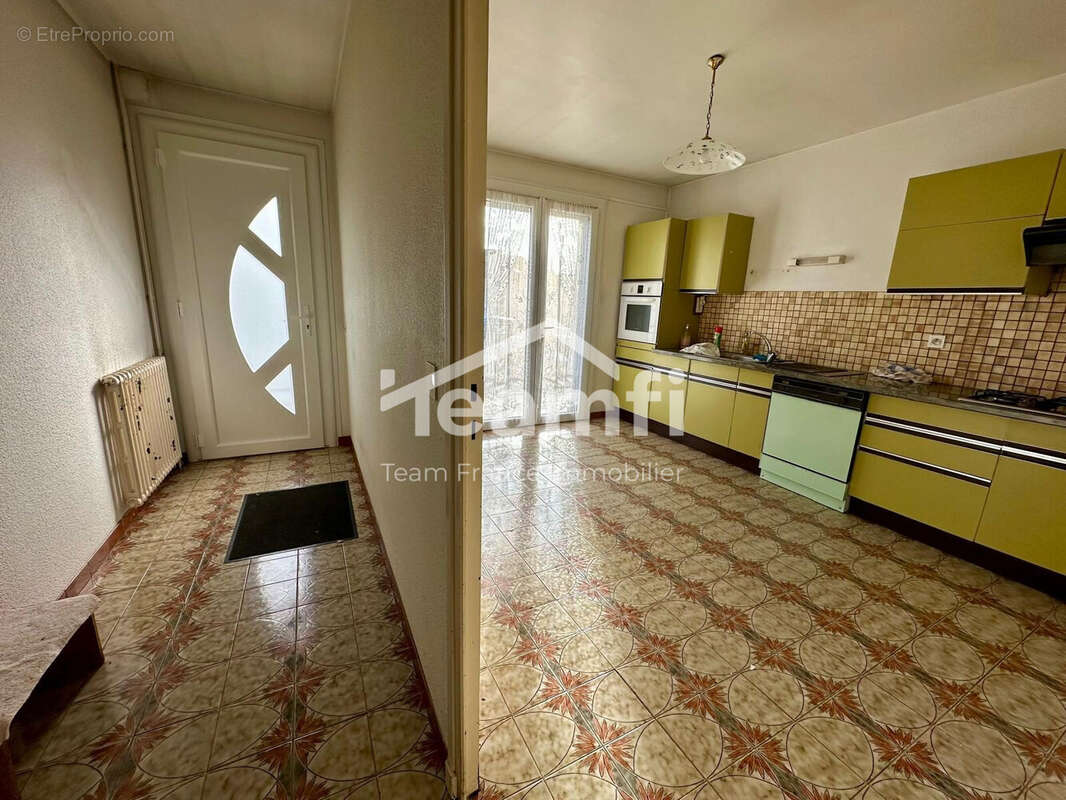 Maison 176 m² à La Monnerie-Le-Montel  - photo 4