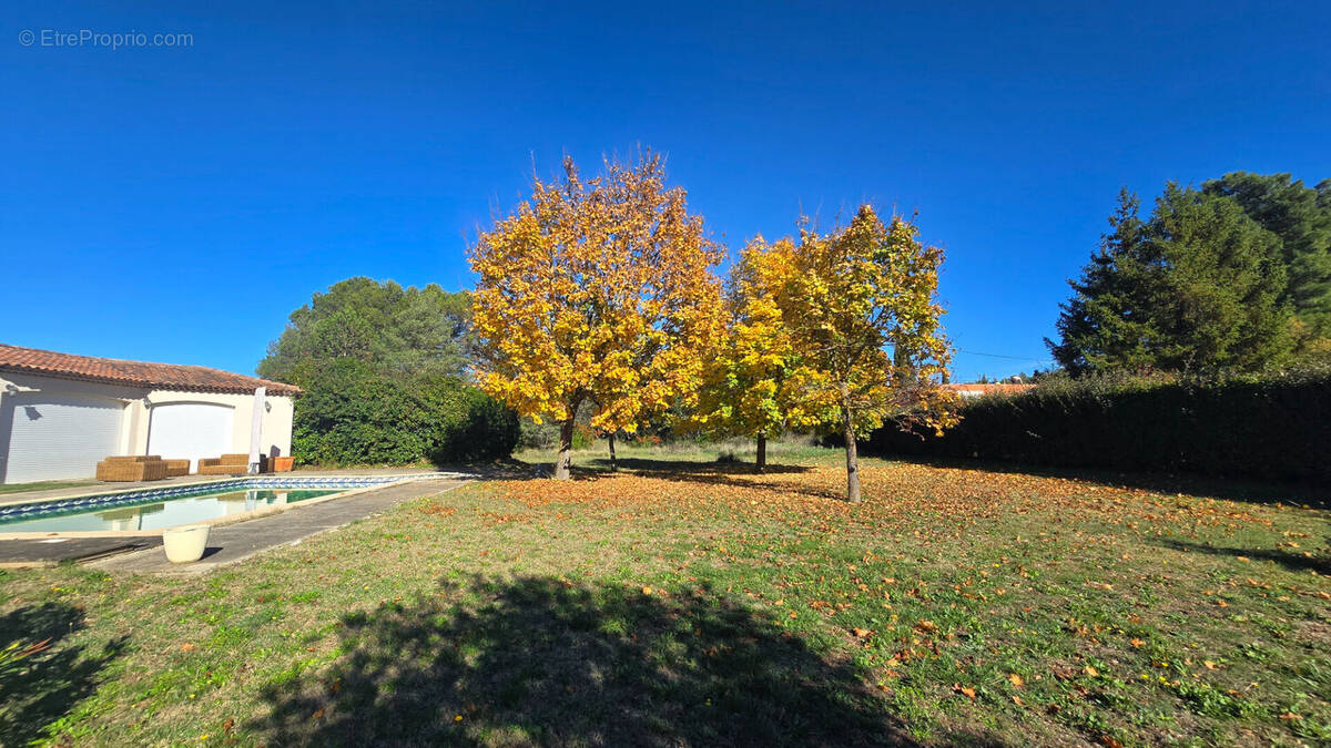 Terrain à VERNEGUES