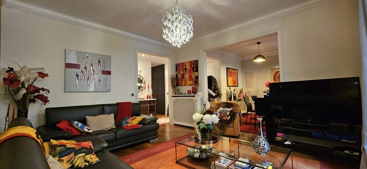 Salon-séjour - Appartement à NEUILLY-SUR-SEINE