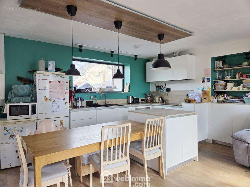 Le premier étage dispose d'une belle et lumineuse pièce de vie avec cuisine ouverte. - Maison à GRIGNON