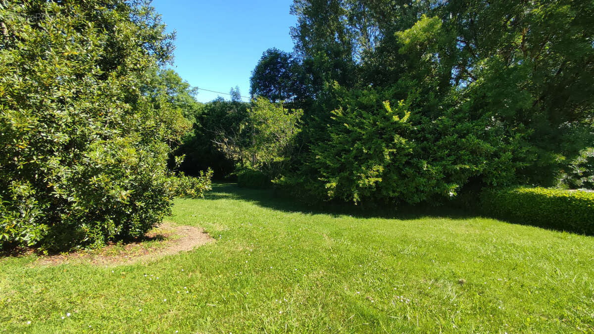 Maison à MONTAIGU-DE-QUERCY