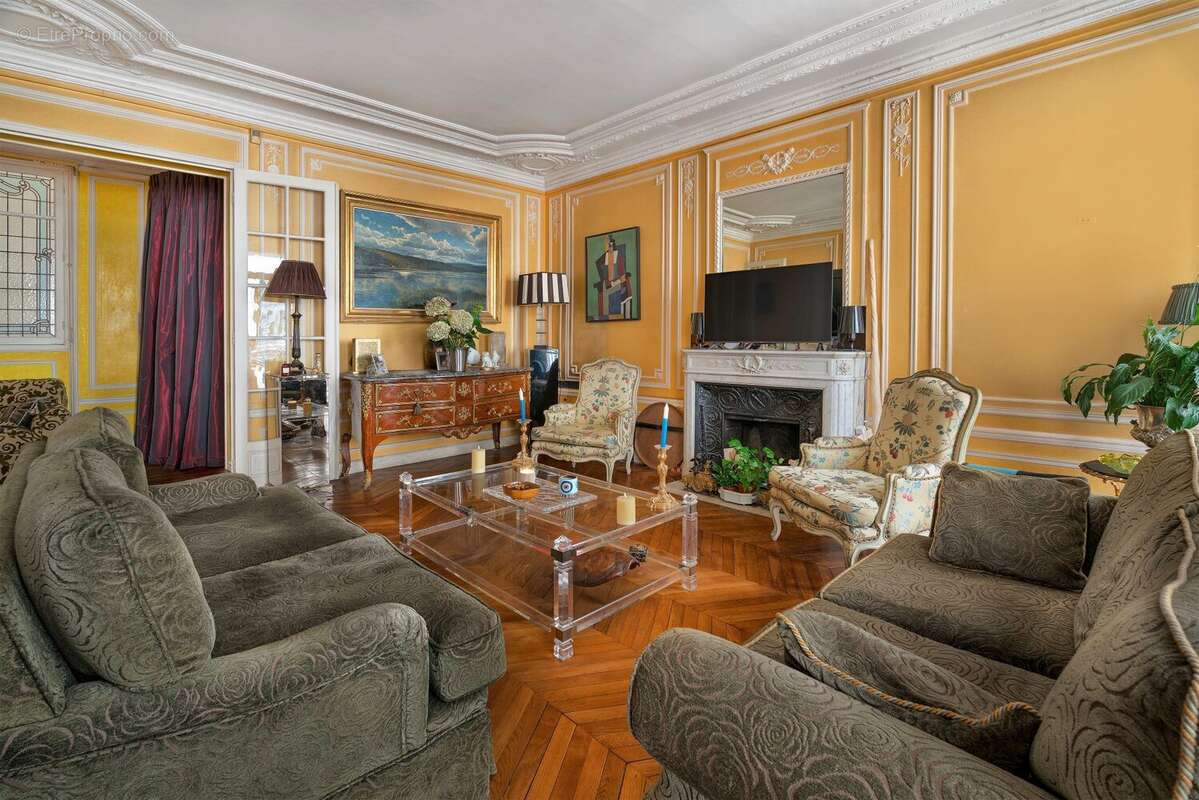Appartement à PARIS-16E