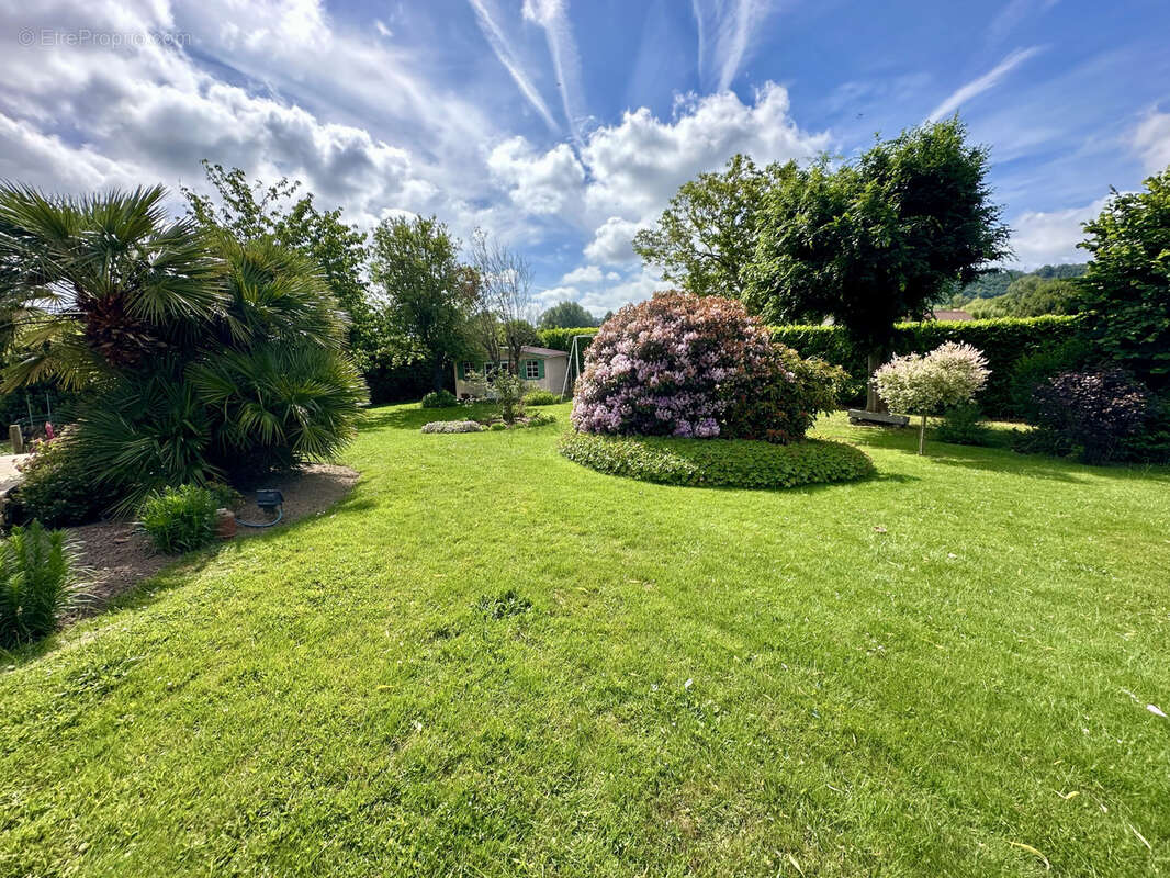Belle propriété familiale de 220 m2 sur un terrain clos et paysager de 1 785 m2   Bellengreville - photo 2