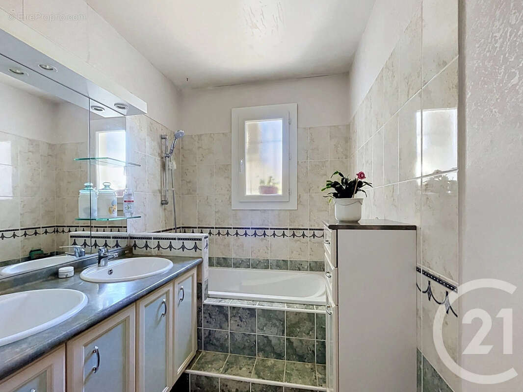 Maison à POUSSAN