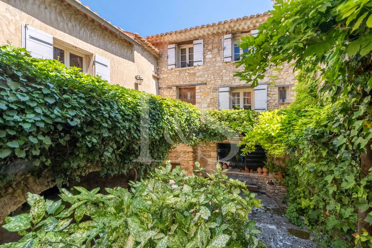 Maison à VENASQUE