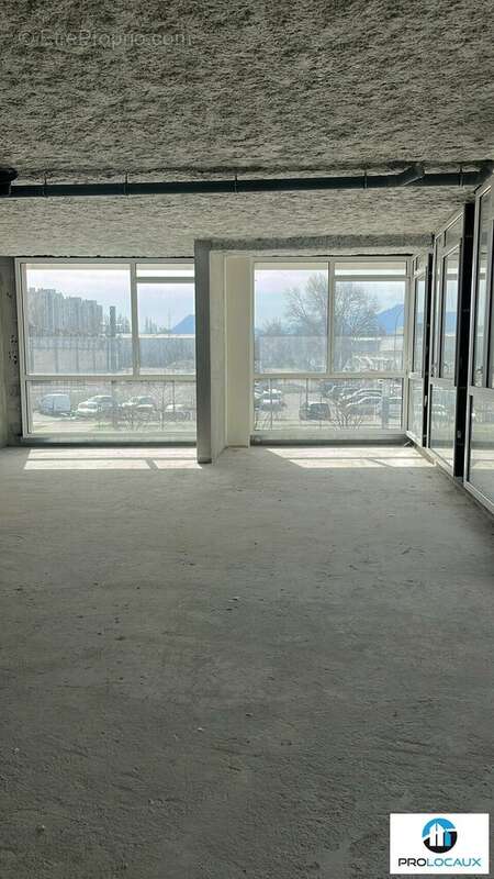 Commerce à LE PONT-DE-CLAIX