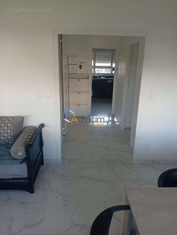 Dégagement Salon-Cuisine - Appartement à PONTOISE