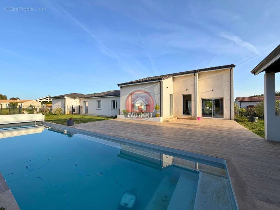 Maison à MENESPLET