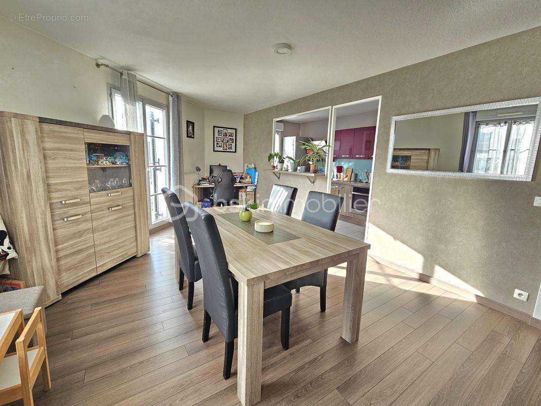 Appartement à VAUJOURS