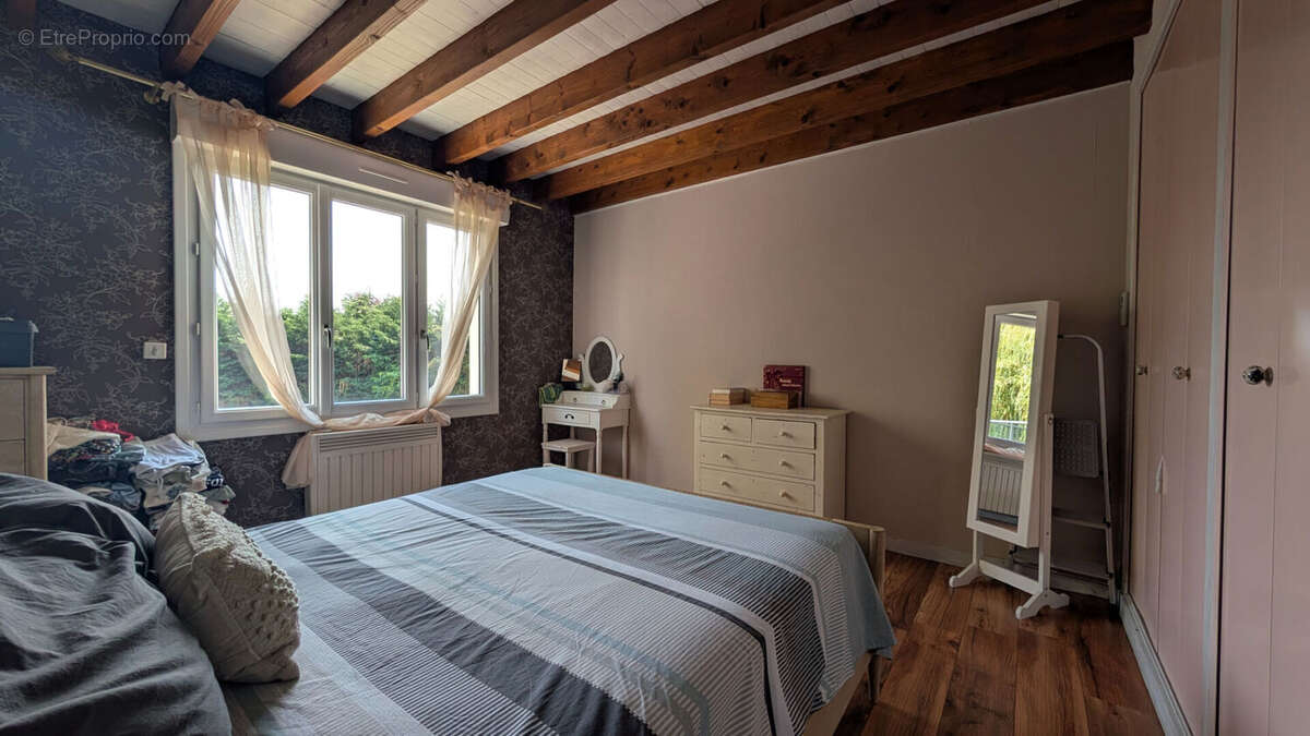 Maison familiale de 170 m² sur plus de 2 500 m² de terrain - photo 6