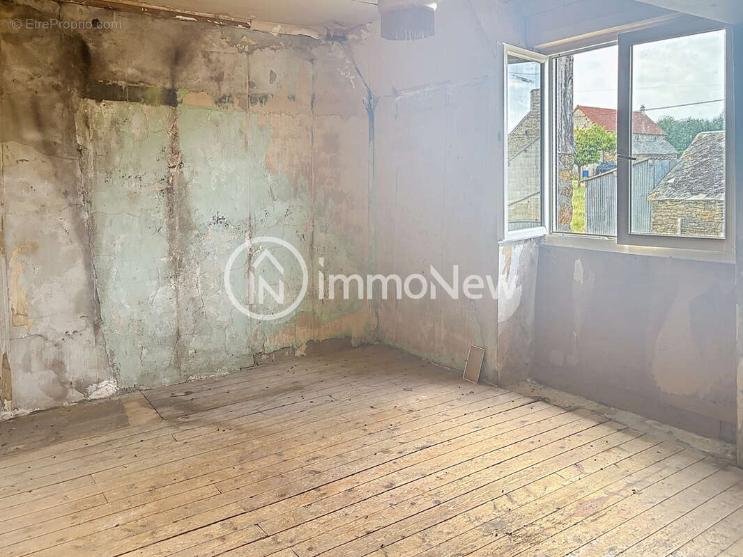 Maison en pierre a renover 100 m2 avec un terrain de 1400 m2 environ et dependances - photo 4