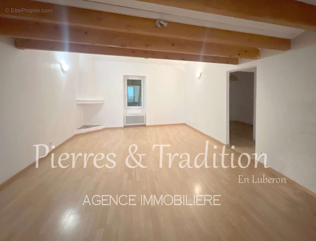 Céreste, immeuble entièrement rénové composé de 3 appartements avec cour et dépendances - photo 5