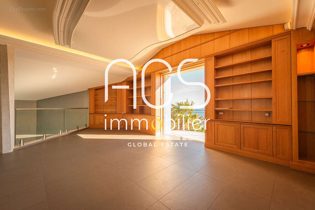 A vendre à Saint-Aygulf - Propriété avec vue mer panoramique, 200m2, piscine, studio, garage 4 voitures - photo 11