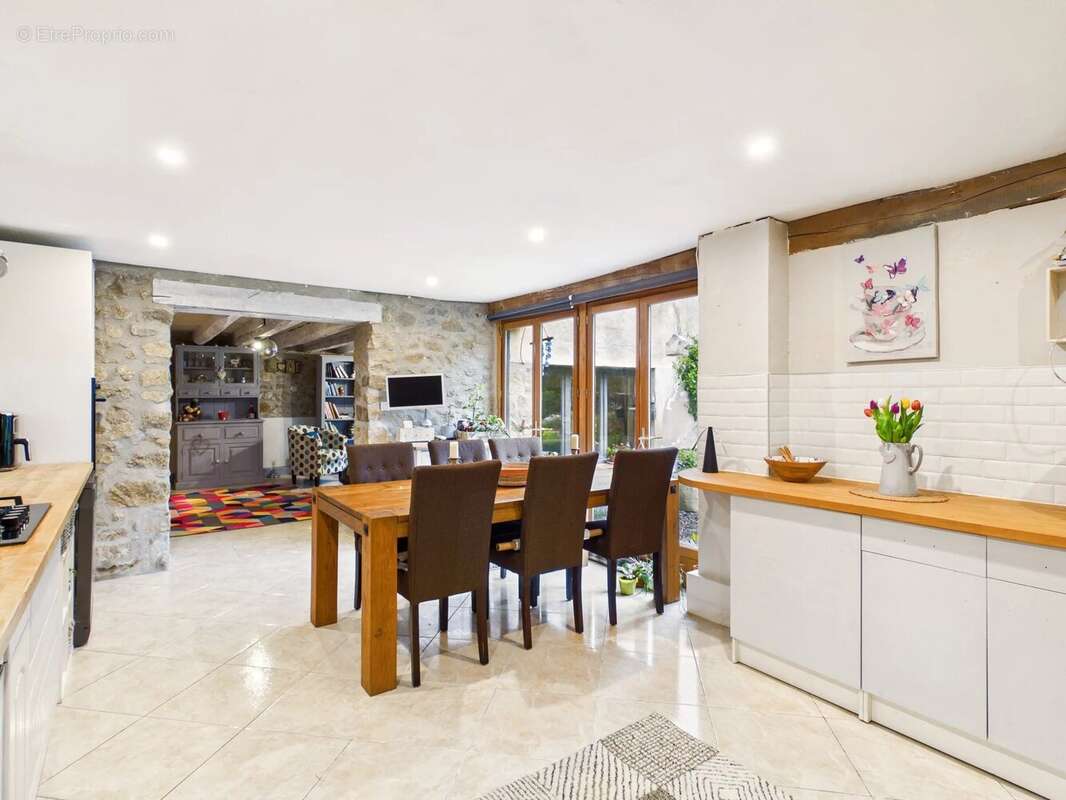 Charmante maison en pierre avec un terrain de 6 000 m² - photo 6