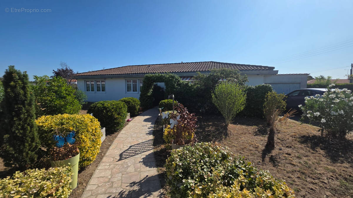 Maison à DANGE-SAINT-ROMAIN