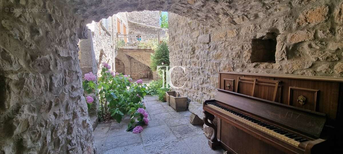 Maison ancienne avec cour intérieure, garage et caves voûtées - photo 14
