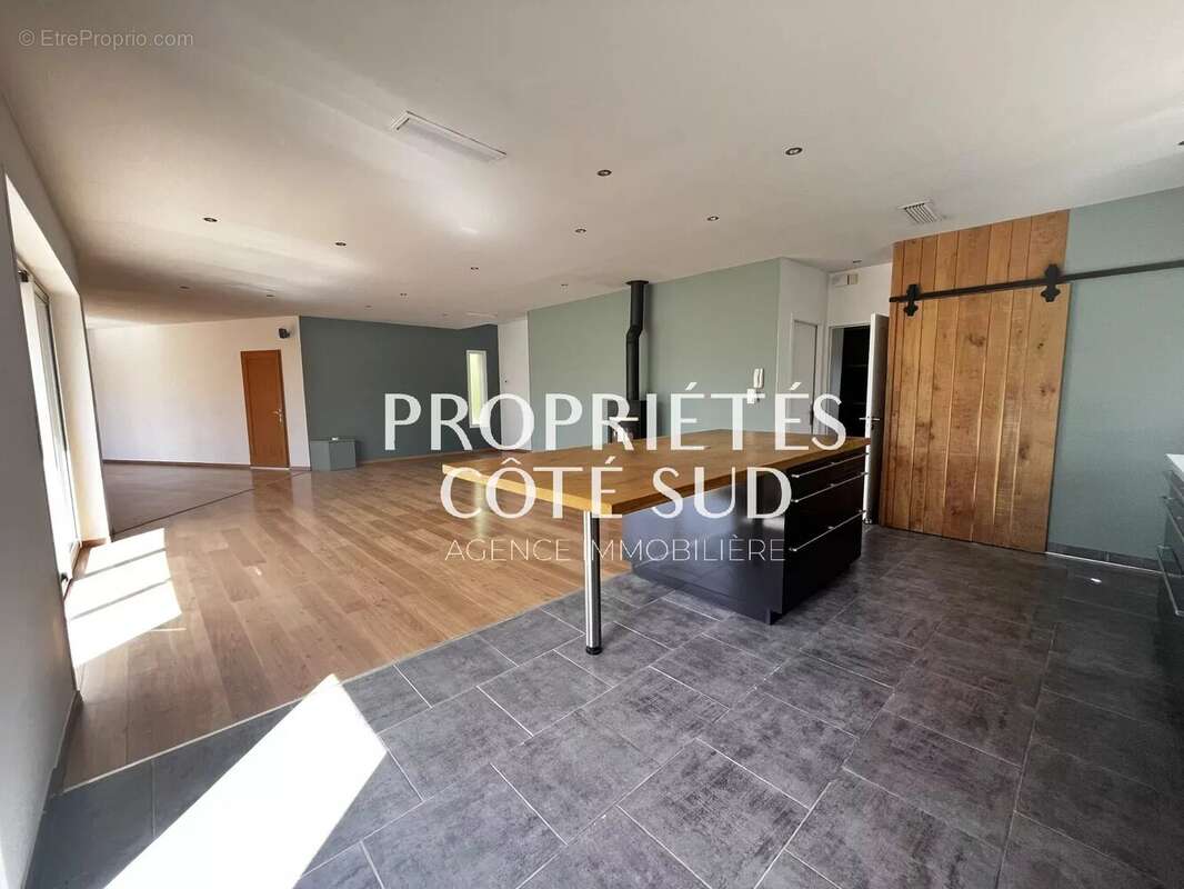 PUJAUT – Villa 166 m²  Piscine  Terrain 1 000 m² sans vis-à-vis  Vue village - photo 5