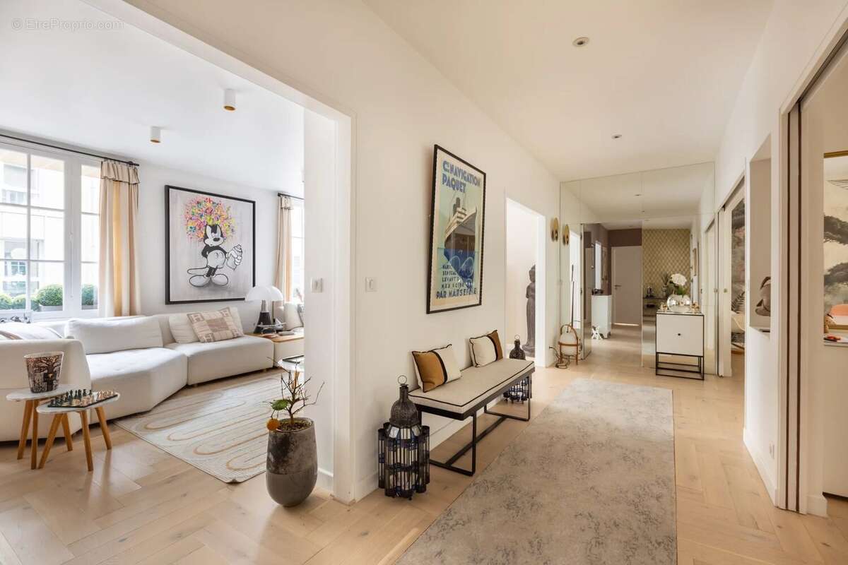 Appartement à PARIS-16E