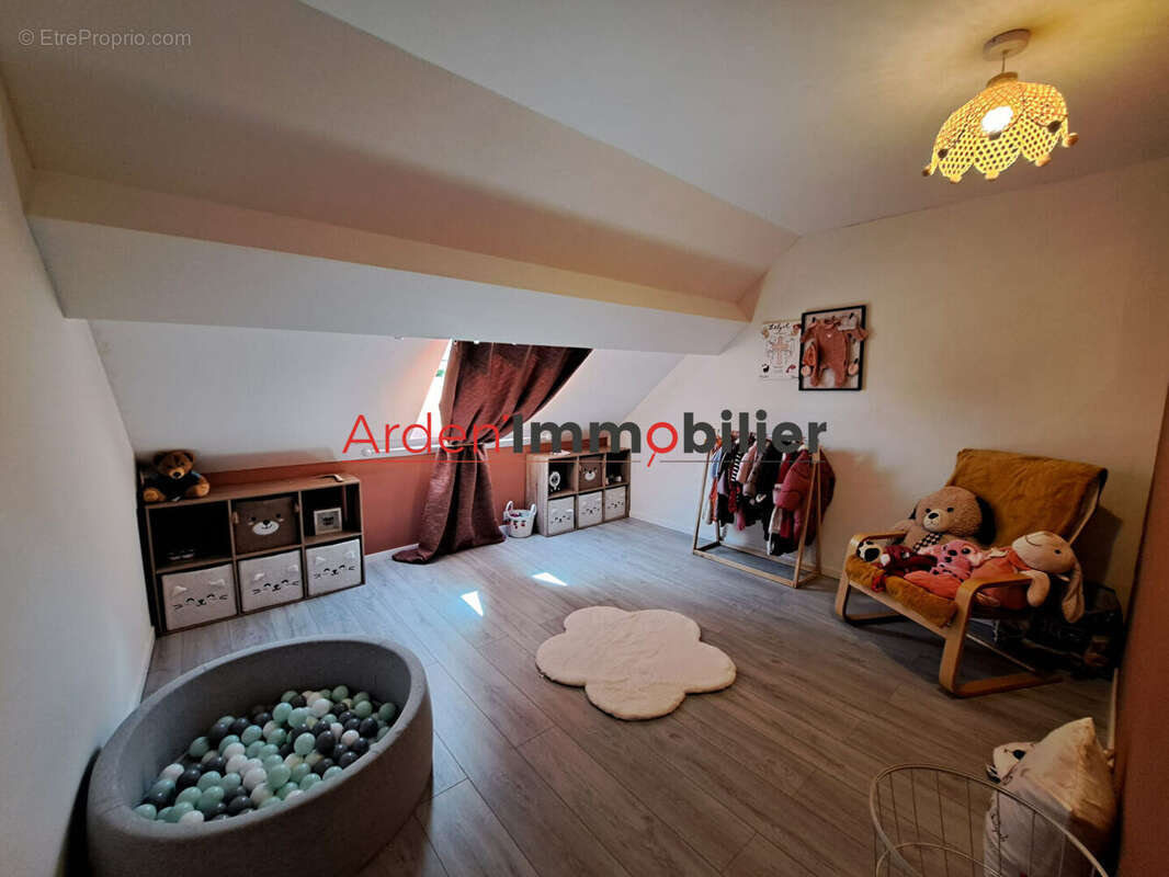 Maison 9 pièces à vendre à Chappes - 173,60 m² sur terrain de 680 m² - photo 8
