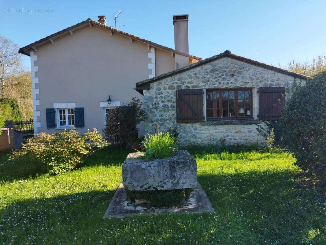 Charente, proche La Rochefoucauld, maison 200 m², piscine couverte avec terrain 5529 m² - photo 15