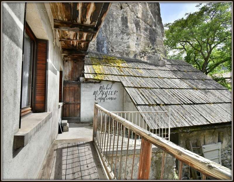 Bâtisse en pierre avec 97 m2 habitables et 600 m2 de potentiel, à LA ROCHE DE RAME (05) - photo 8