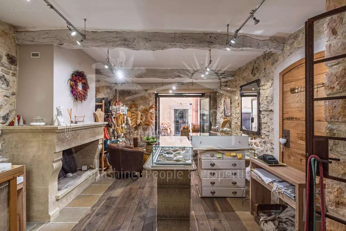 Commerce à VALBONNE