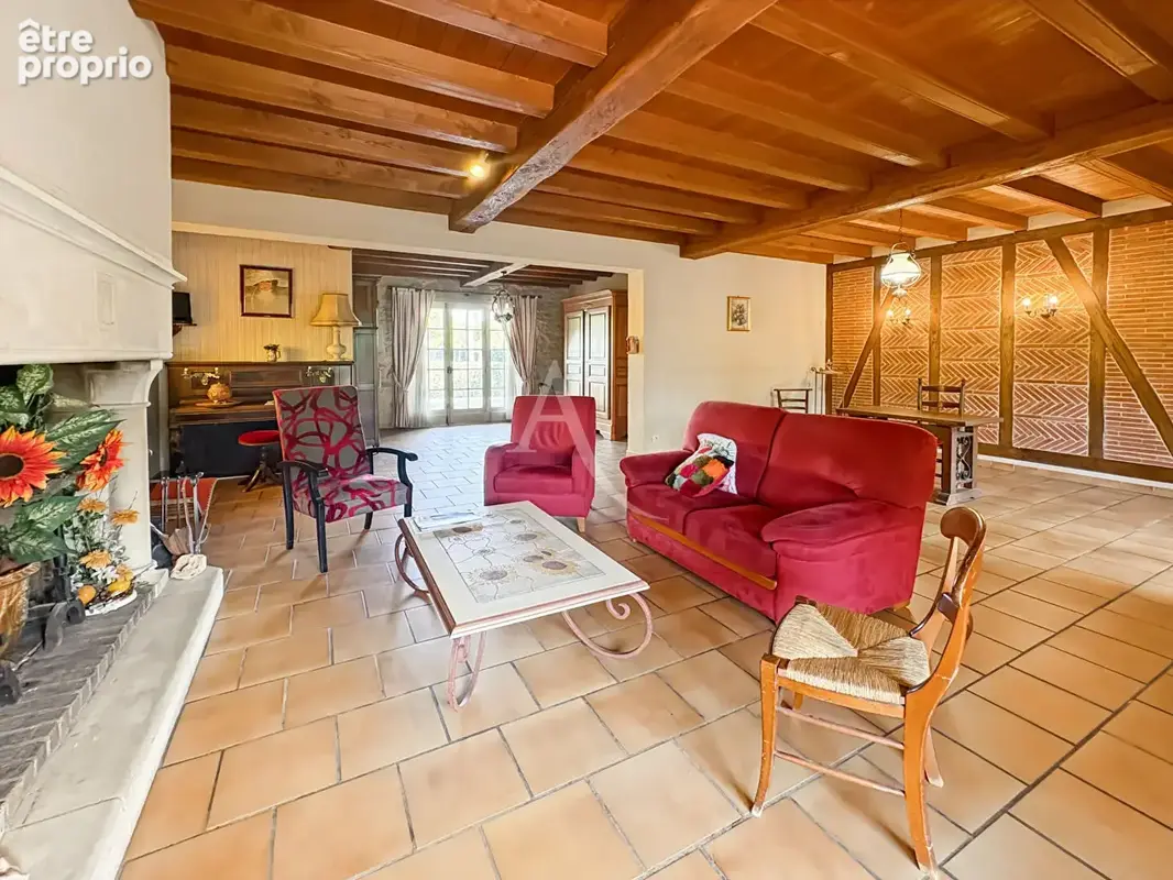 A VENDRE - Maison familiale de caractère de 185 m² avec grand garage, proche des commodités - photo 3