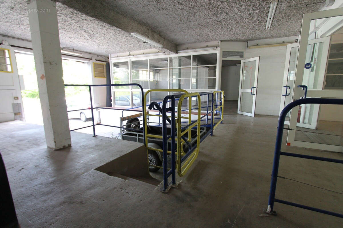 local commercial de 550 m2 avec 500 m2 de cour BOULOGNE SUR MER - photo 4
