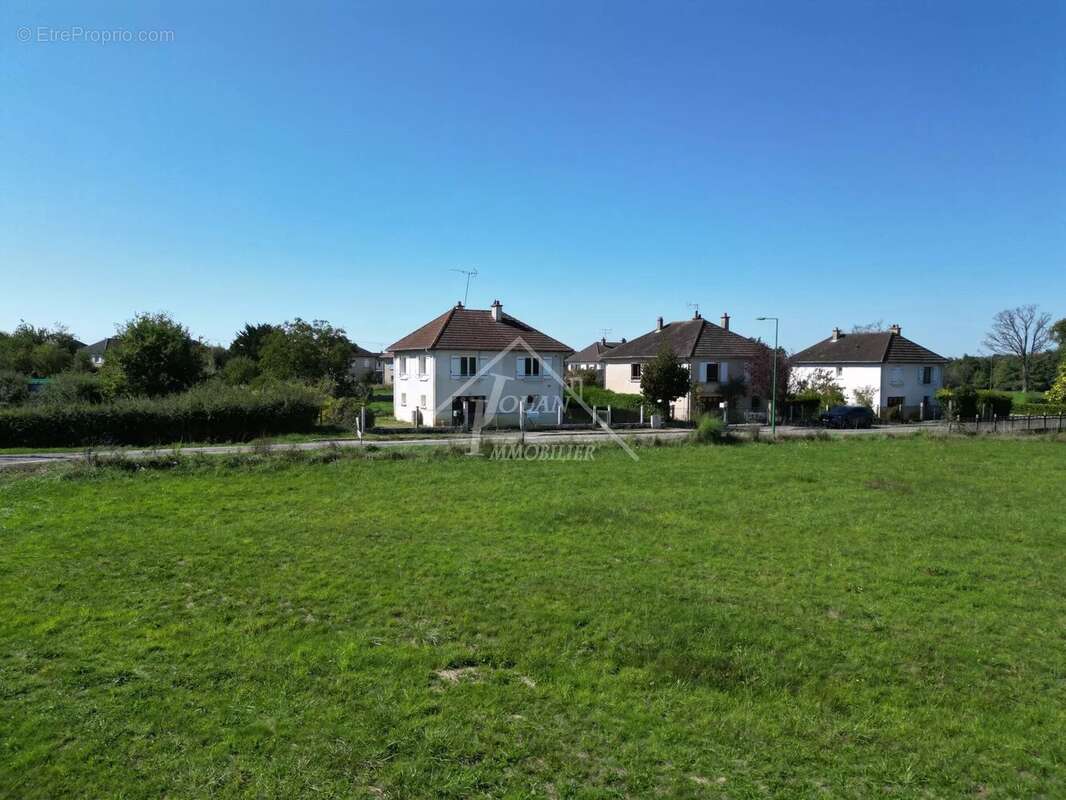 Maison à THIEL-SUR-ACOLIN