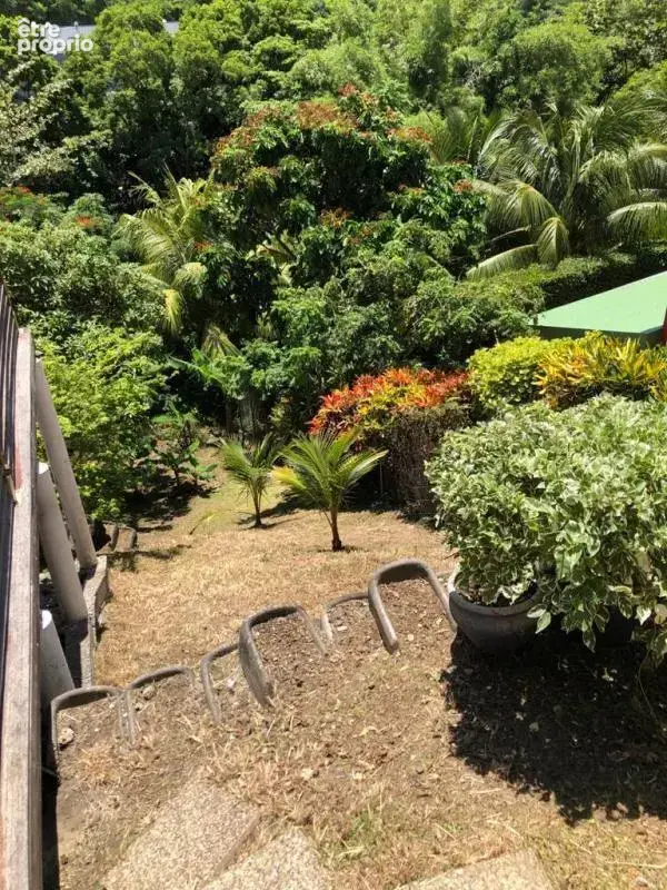 Villa 310 m² divisée en deux appartements Piscine et vue dégagée — Terrain de 1 076 m² - photo 13