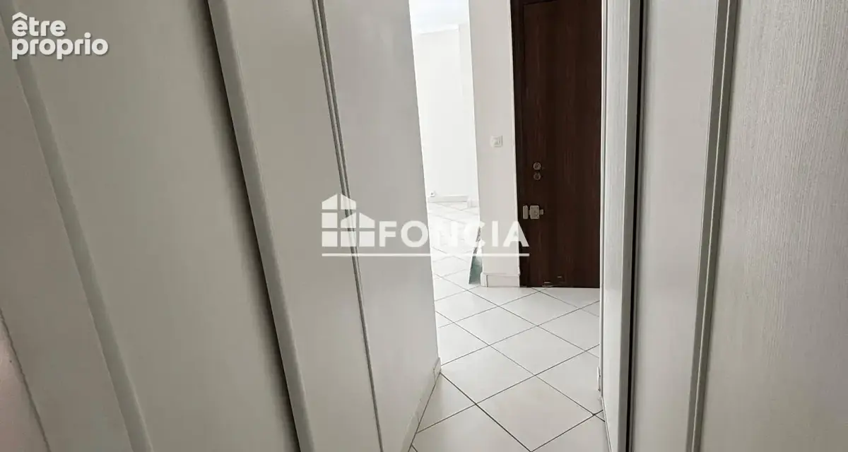 3 pièces au premier étage sans ascenseur avec grand balcon filant, parking extérieur et cave, dans résidence arborée, sécurisée - photo 11