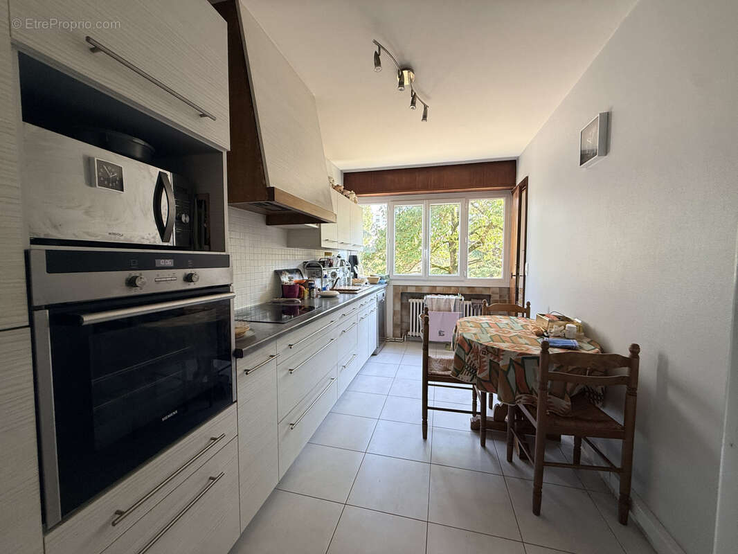 HIDRI IMMO PLUS vous propose en exclusivité un appartement T4 avec balcon, loggia et cave à Échirolles - photo 4