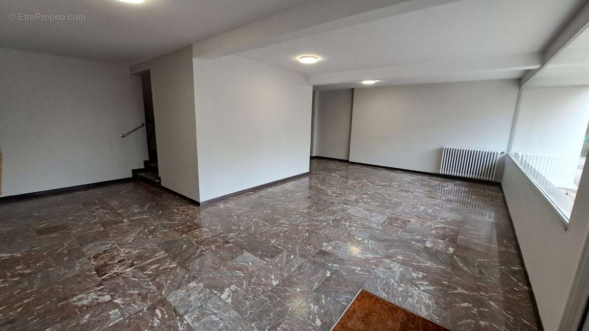 hall d'entrèe escalier E  - Appartement à POITIERS