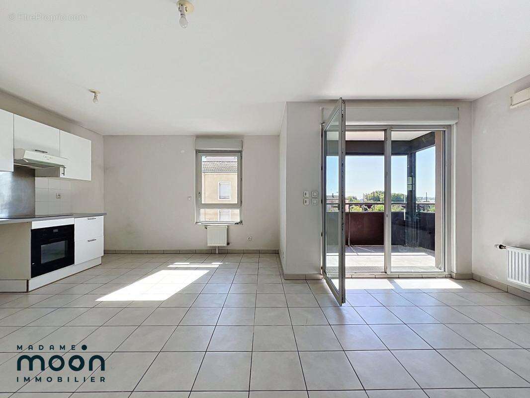 Oullins Centre - T3 61m² - Balcon - Garage - photo 4