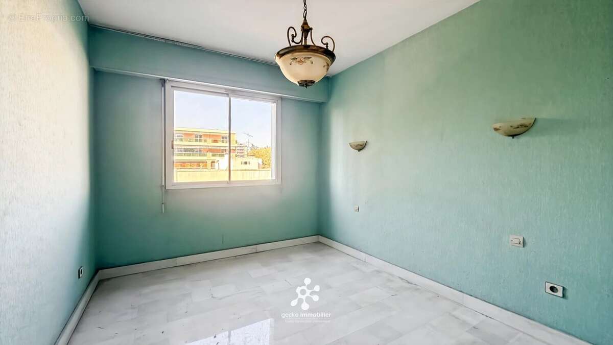 Appartement à SAINT-LAURENT-DU-VAR