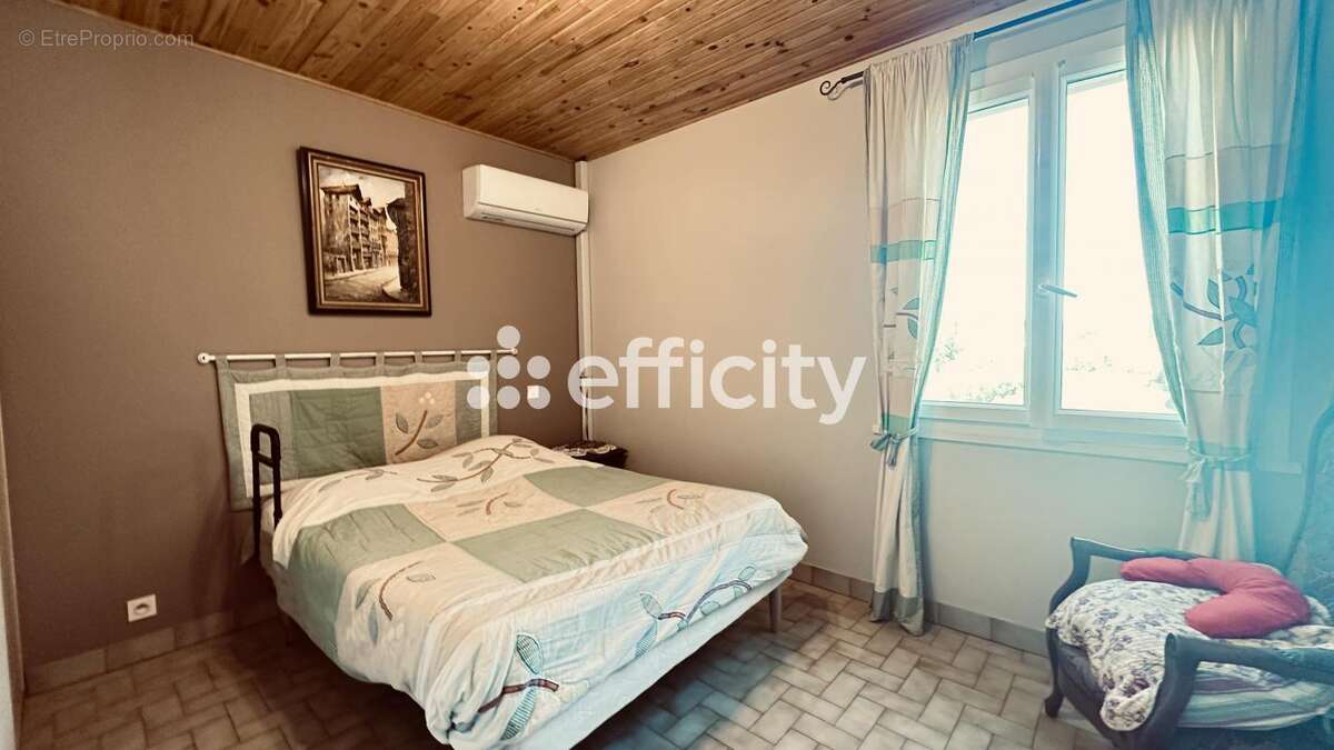 Maison à SAINT-JULIEN-DE-PEYROLAS