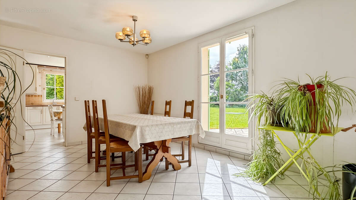 Maison à SAINT-NOM-LA-BRETECHE