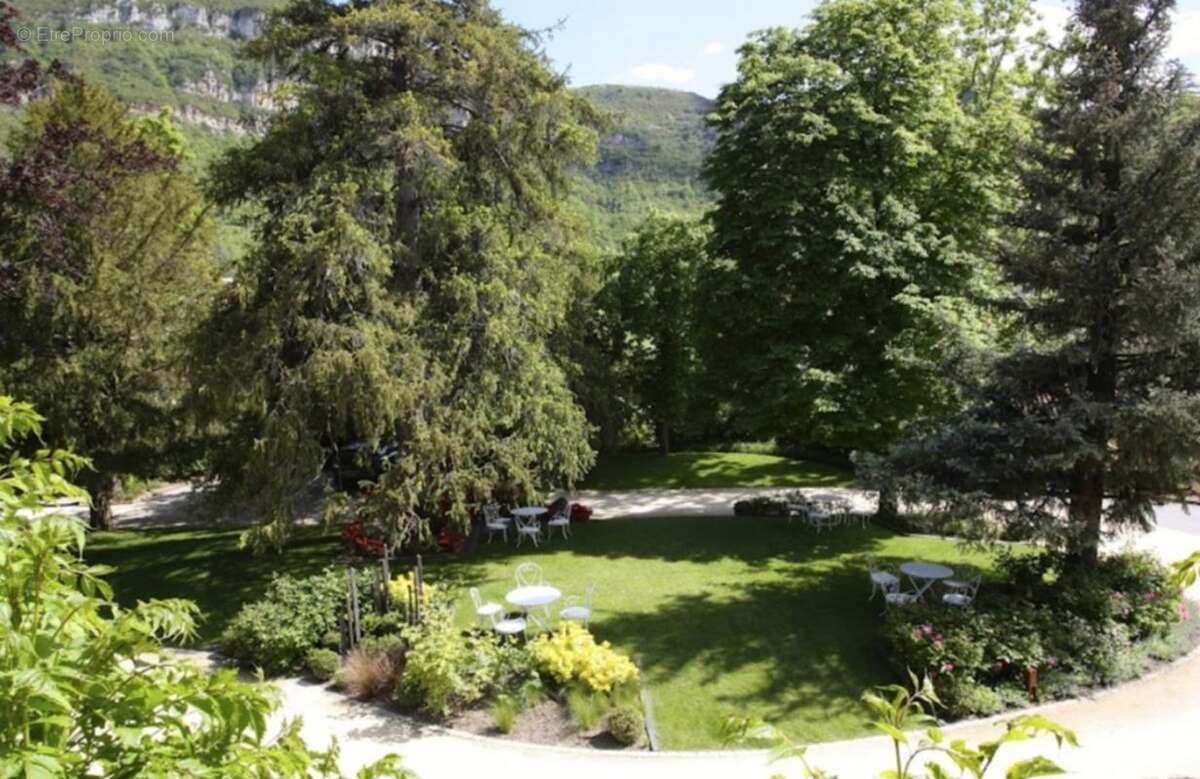 Commerce à CREISSELS