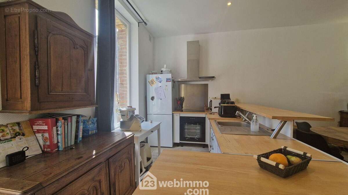 La cuisine aménagée et équipée - Maison à LAON