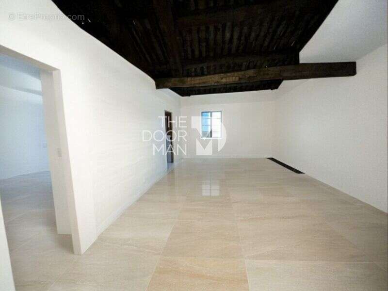 Appartement à FLASSANS-SUR-ISSOLE