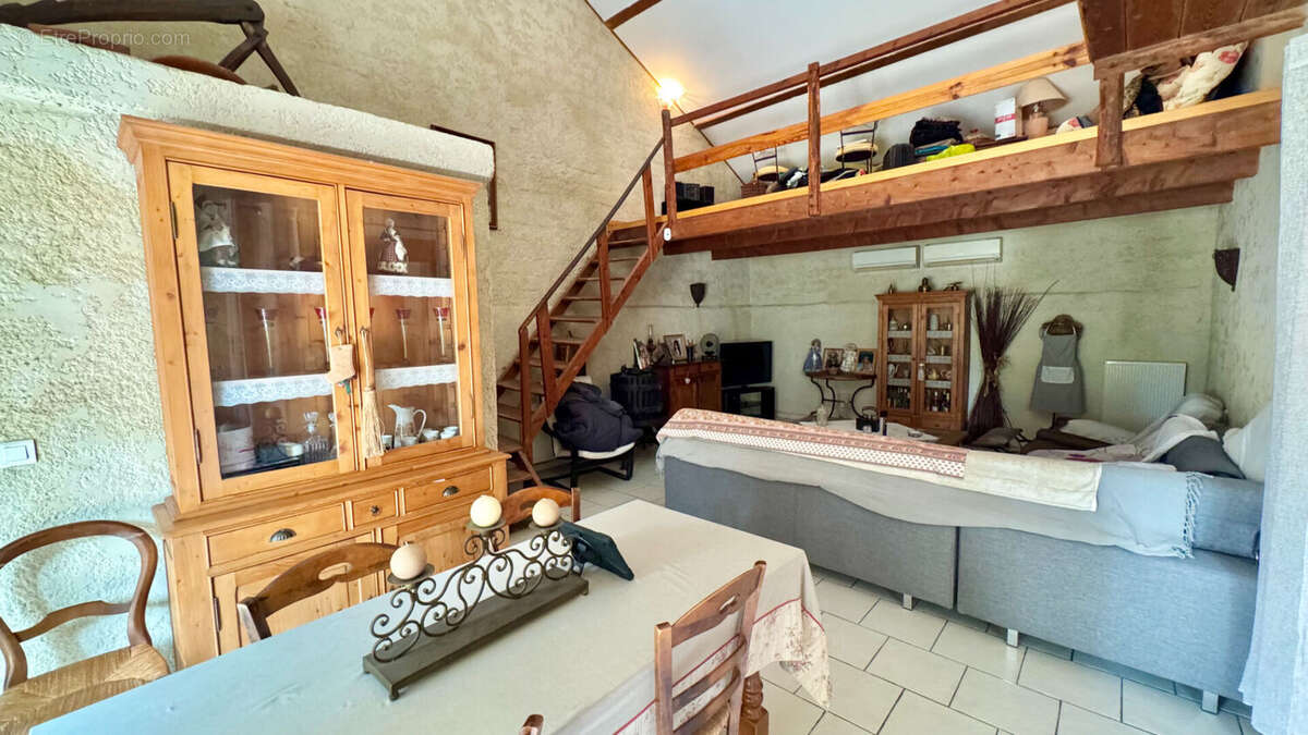 Mas avec piscine et dependances sur 1133 m² de jardin clos et arboré. - photo 9